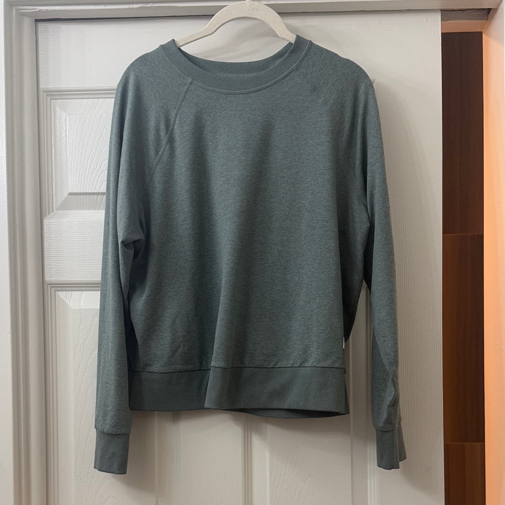 Vuori Long Sleeve Crew Neck Top in Sage Green. Like New Condition.